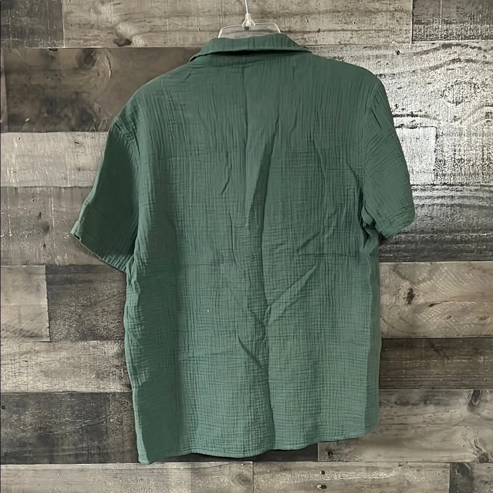 Men's Summer Green Button-Up Shirt - Picture 3 of 3